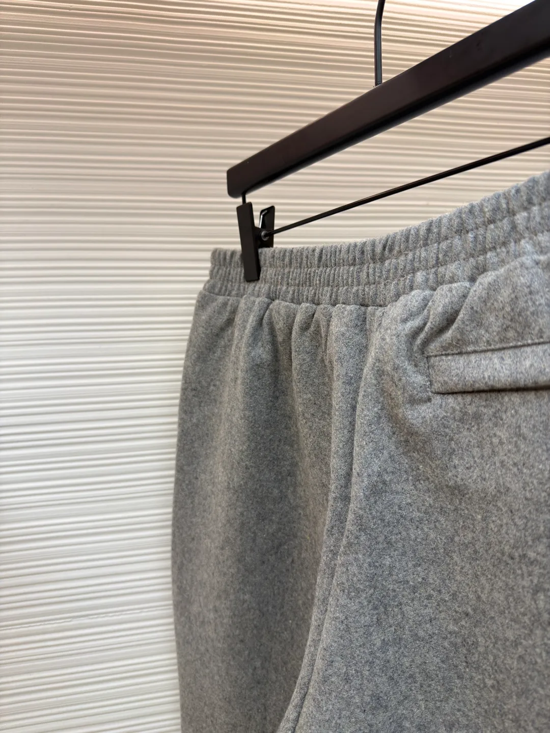 LOUISVUITTON iron label wool trousers ●Authentic product: purchased and developed by 10874 ●Item number: 1680852-B15 ●Fabric: wool blend ●Technology: positioning cutting machine ●Version: fitted version ●Weight: about 735 grams ●Size: S-M-L-XL ●Description: Customized 80% wool, 14% spandex, 6% blended sheep wool fabric, full of texture and refined tailoring to reinterpret the dynamic silhouette. The elastic waist upgrades the drape texture, the side pockets are cleverly integrated into the stitching, and the facial pleats are infused with elegance. The left leg is decorated with the brand's metal logo to once again confirm the brand's identity. The overall wiring is straight and delicate, the fabric is comfortable and soft, and the color is consistent without color difference. It can be matched with the same style to create a fashionable look and control various occasions. Customized accessories, complete with three standards, same style for men and women!